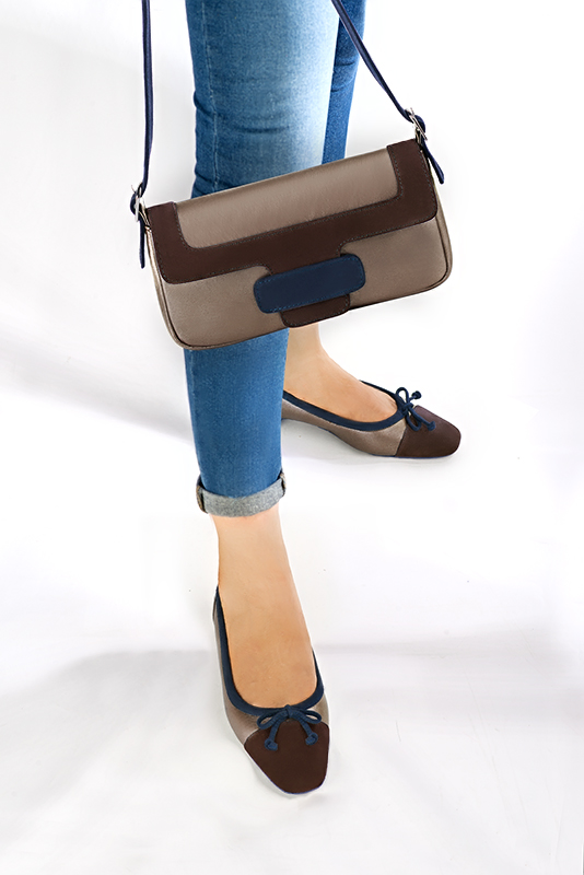 Bronze gold, dark brown and navy blue women's dress handbag, matching pumps and belts. Worn view - Florence KOOIJMAN